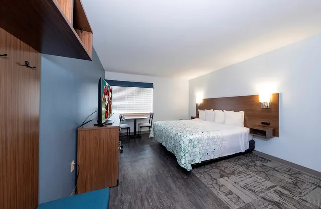 Studio, King Bed, HomeTowne Studios by Red Roof Wilmington - New Castle 6/7