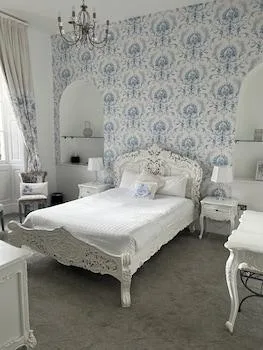 جناح شهر العسل، The Riverside House Hotel 1/1