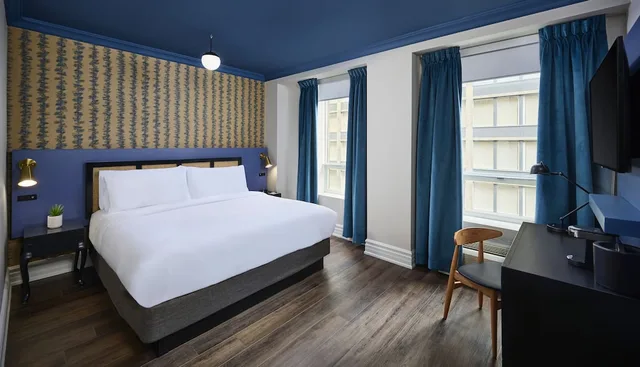 غرفة ديلوكس بسرير كينج، Hotel Victoria Toronto 1/4
