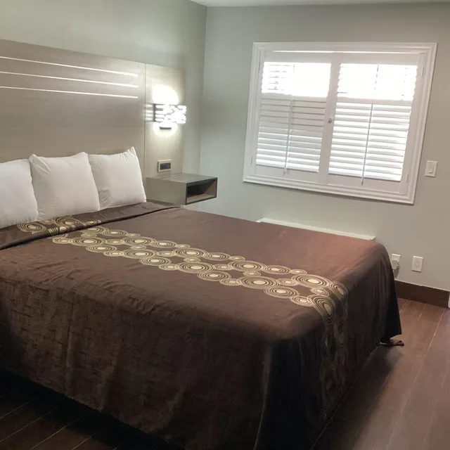 غرفة اقتصادية مفردة بسرير كينج، Mayfair Inn Ontario Airport 6/10