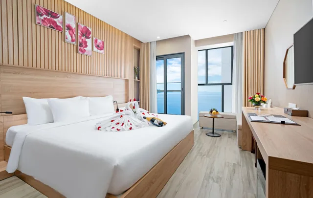Senior, Double Bed, Partial Sea View, Balcony، Emerald Bay Hotel & Spa Nha Trang 1/1