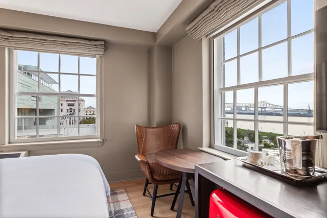 غرفة قياسية بسرير كينج بإطلالة على النهر، Hotel Indigo Baton Rouge Downtown 4/10