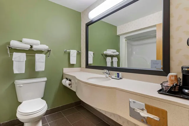 غرفة بسرير كينج، Sleep Inn & Suites Charles City 3/3
