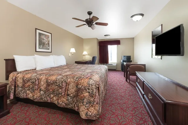 غرفة قياسية بسرير كينج، Days Inn By Wyndham St Peters/St Charles 1/3