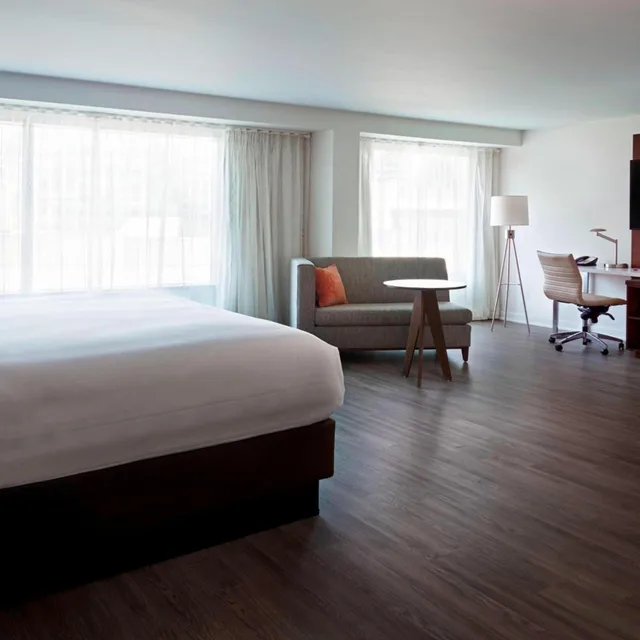 Studio, King Bed, City View, Sofa, Large, Concierge Level، Toronto Marriott City Centre Ex Renaissance Toronto Hotel 2/5
