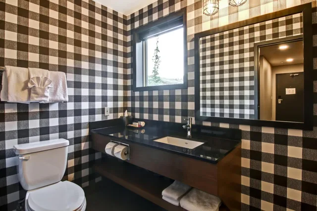 Room, King Bed, Balcony, Canalta Lodge Banff 2/3