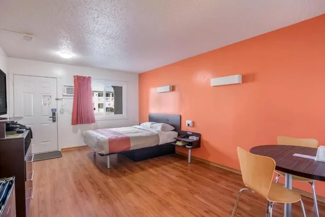غرفة قياسية بسرير كوين، Motel 6 Camrose, AB 2/4