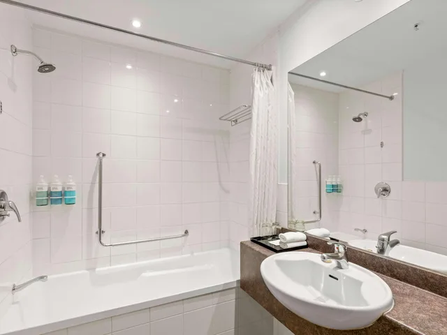 Alpine, Standard, King Bed, with View، NOVOTEL QUEENSTOWN LAKESIDE 5/8