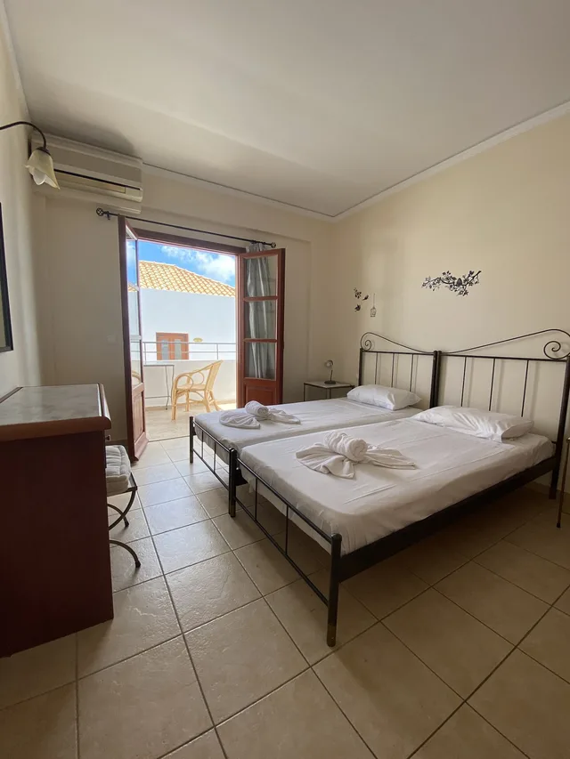 جناح بسريرين منفصلين بإطلالة جزئية على البحر مع أريكة، Amazones Village Suites 1/2