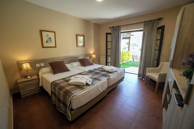 غرفة بسريرين منفصلين بشرفة بإطلالة، Hotel Villa De Grazalema 1/10