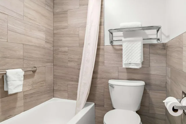 غرفة بسرير كوين، Best Western Plus Flint Airport Inn & Suites 5/6