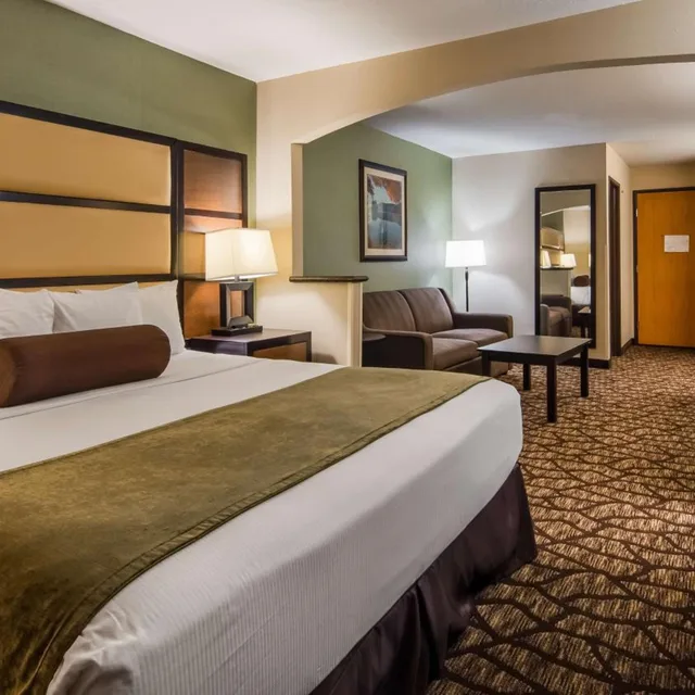 غرفة بسرير كينج مع أريكة، Best Western Plus Vancouver Mall Dr. Hotel & Suites 2/4