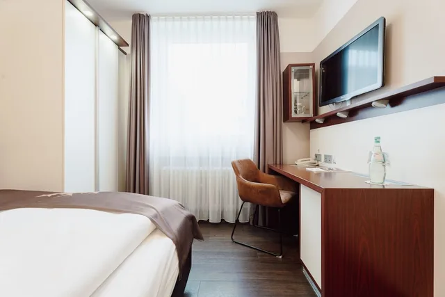 Standard, Queen Bed, Hotel Kaiserhof 2/10