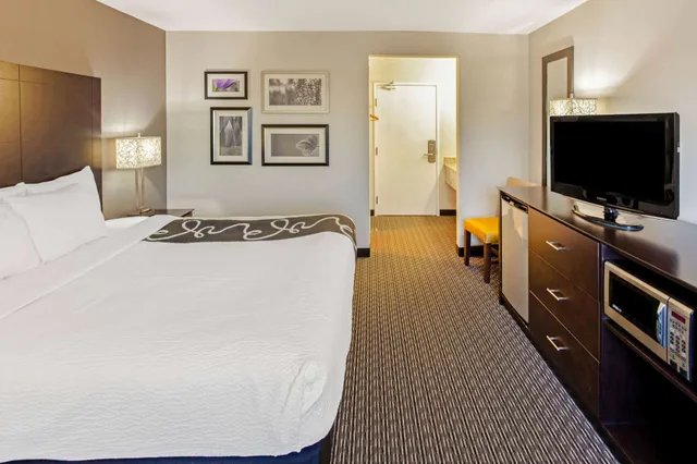 غرفة بسرير كينج مع أريكة، La Quinta Inn Suites By Wyndham Milwaukee Delafield 3/4