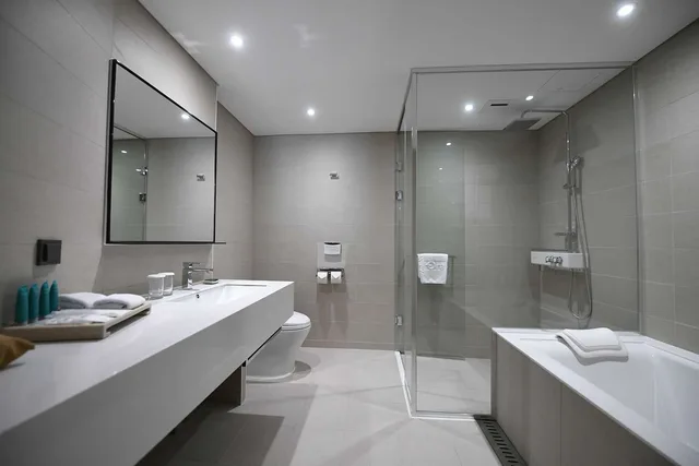 غرفة عائلية بسرير كينج وسرير بطابقين بحوض استحمام، Orakai Daehakro Hotel BW Signature Collection 2/2