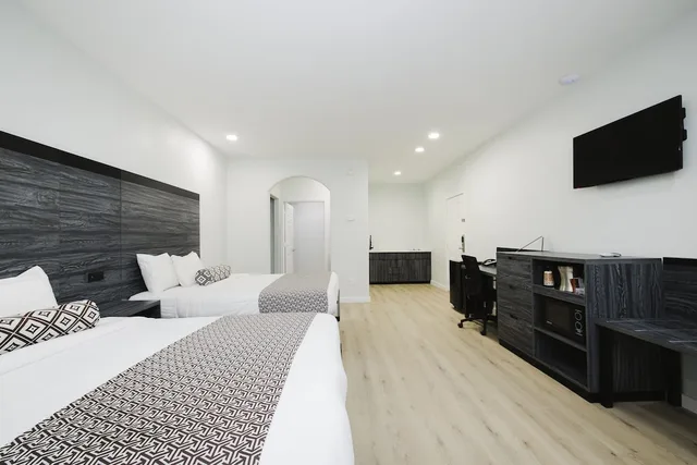 غرفة قياسية بسريرين كوين بمطبخ صغير، Sapphire Inn & Suites- Deer Park 1/7