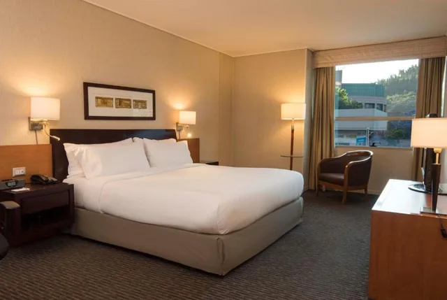 غرفة بسرير مزدوج بإطلالة على المدينة، Holiday Inn Express Santiago Las Condes Former Holiday Inn Express Santiago el Golf 1/1
