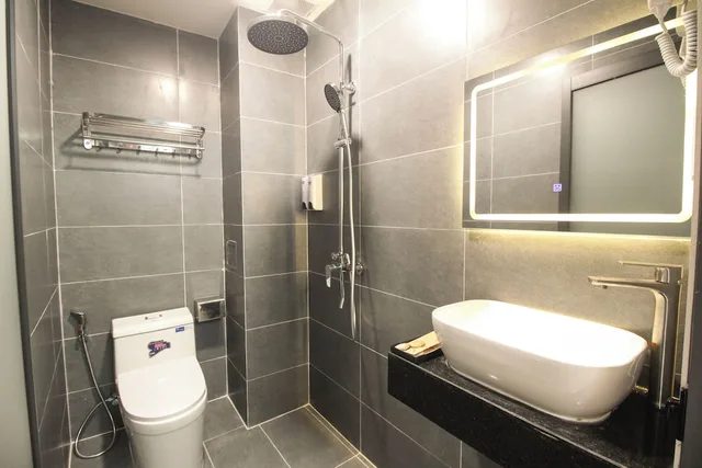 شقة جونيور بسرير كوين بإطلالة على المدينة بشرفة، De Lustora Hotel & Apartment - District 1, HCM. 4/5