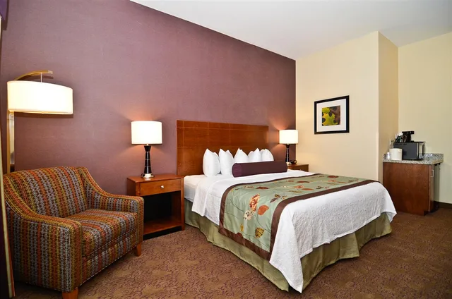 غرفة بسرير كينج لذوي الإعاقة، Best Western Plus Carousel Inn & Suites 3/5