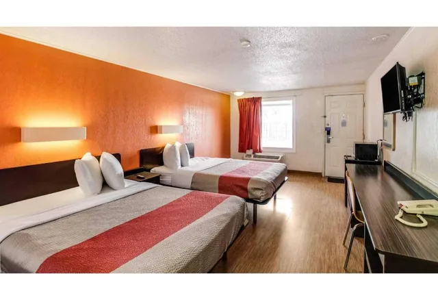 2 Full Beds - Non-Smoking، Motel6 Kalamazoo, MI 7/10