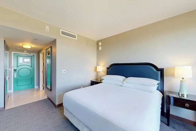 غرفة بريميوم بسرير كينج، SHERATON MCKINNEY HOTEL 1/10