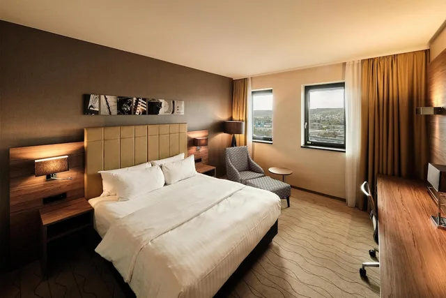 غرفة قياسية بسرير كينج بإطلالة على المدينة، BONN MARRIOTT HOTEL 3/5