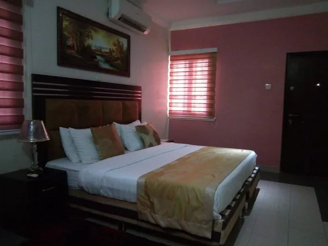 جناح بسرير كوين، Jesuit Continental Suites 1/1