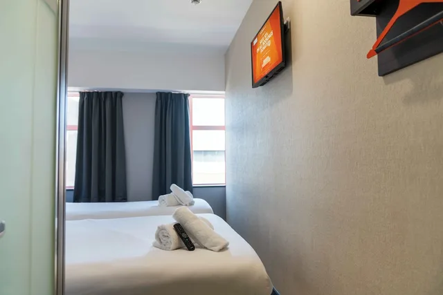 غرفة عائلية بسرير مزدوج وسرير فردي، easyHotel Sheffield City Centre 8/11