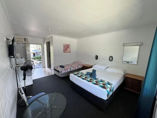 غرفة بسرير مزدوج وسرير فردي، Cairns City Motel 3/10
