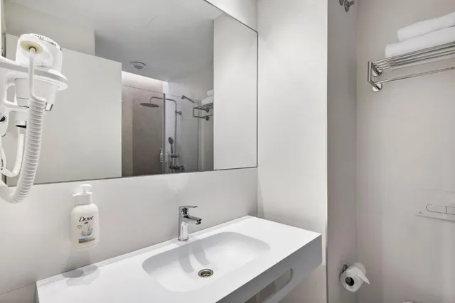 غرفة بسريرين منفصلين، B&B HOTEL Sevilla Bormujos 1/3