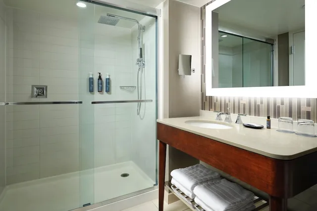 Room, King Bed, City View, The Westin Portland Harborview 7/8