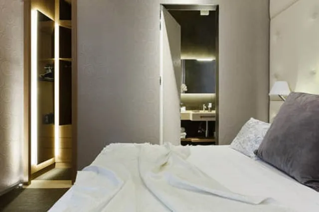 Junior Suite, Double Bed, Sofa, Private Luxury Suite 2/5