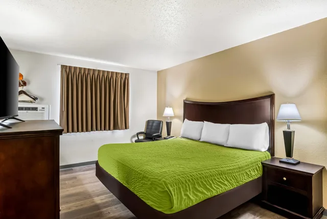 Room, Double Bed, Econo Lodge Inn & Suites Auburn, MI 2/6