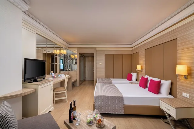 غرفة قياسية بسرير كوين بإطلالة جزئية على البحر، Delphin Deluxe Resort 3/10