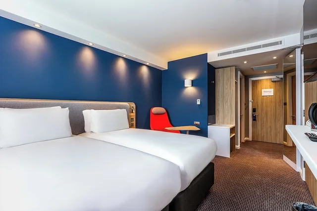 Standard, Twin Beds, Holiday Inn Express Edinburgh City West 1/5