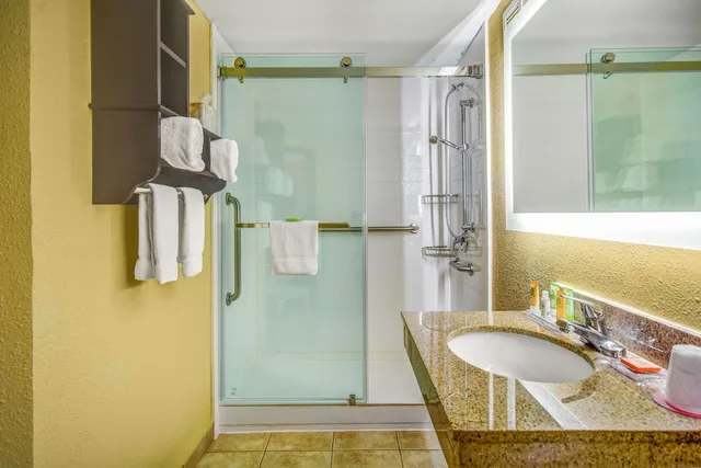 غرفة بسرير كينج مع أريكة، Wyndham Garden York 5/6