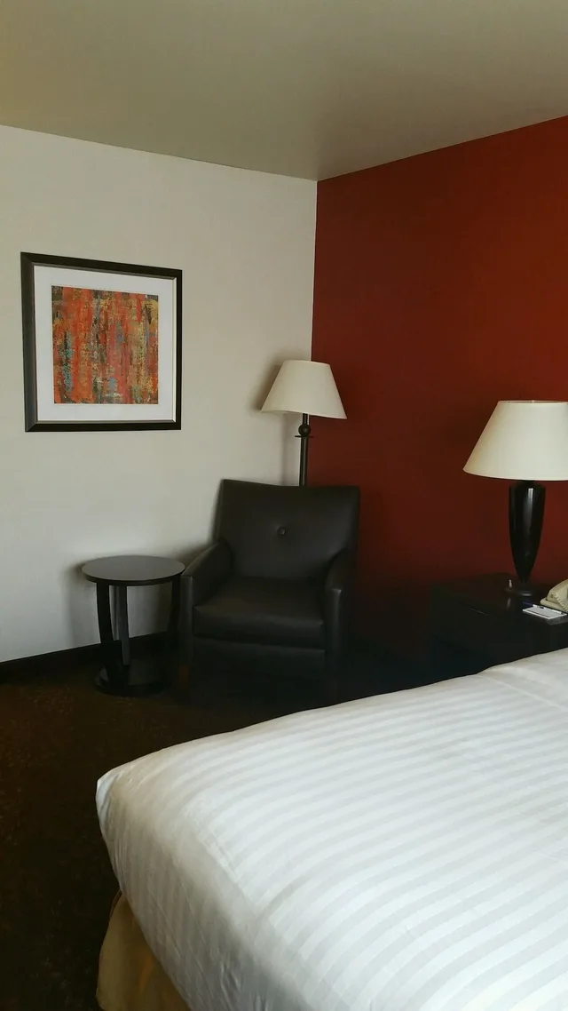 جناح بسرير كينج مع أريكة، Holiday Inn Express Corvallis-On The River 1/7