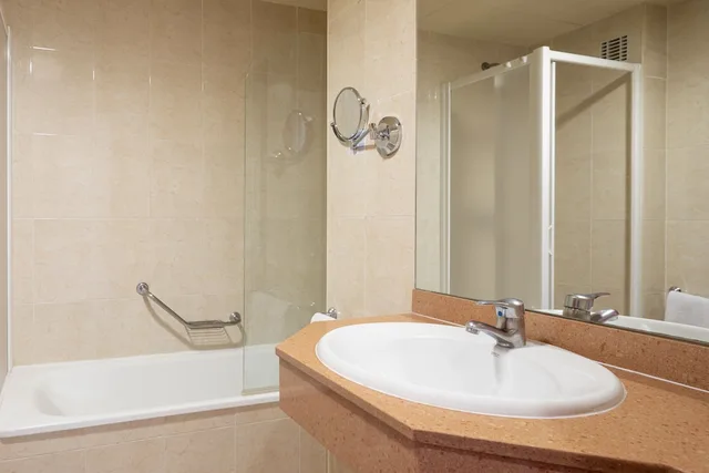 غرفة ثلاثية بثلاثة أسرّة بإطلالة على البحر، Htop Pineda Palace - Adults Only 8/8