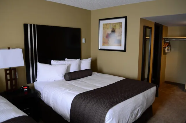 غرفة بسرير كينج وسريرين كوين بحوض استحمام، Days Inn By Wyndham Calgary Northwest 3/10