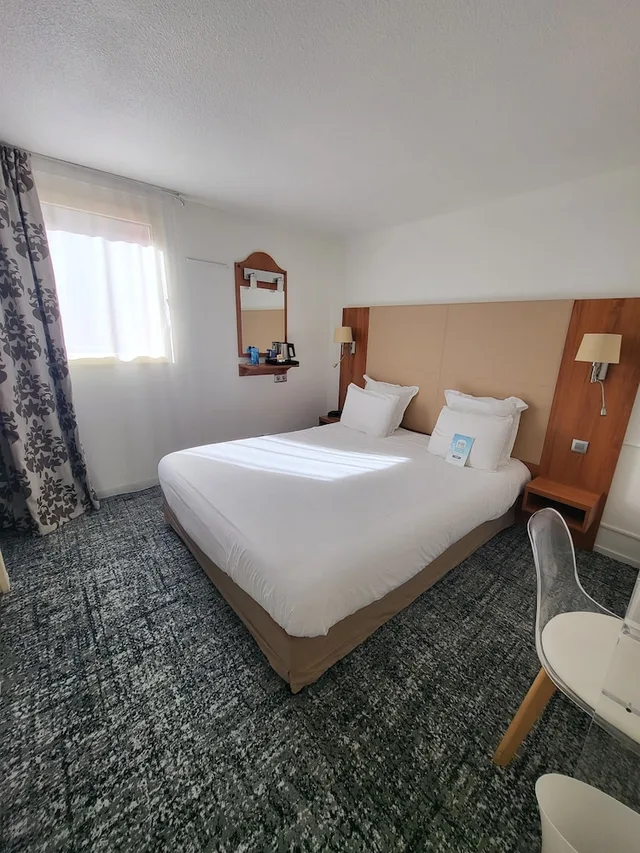 Standard, Double Bed, Hotel Kyriad Saint Quentin En Yvelines - Montigny 3/9