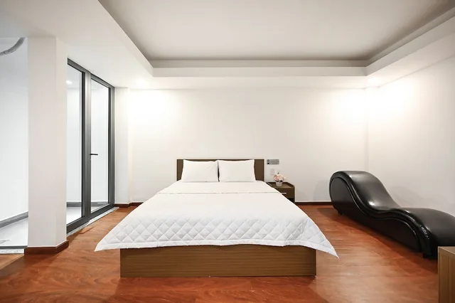 غرفة بريميوم ديلوكس بسرير كوين مع أريكة بحوض استحمام، Yoko Airport Saigon Hotel 2/6