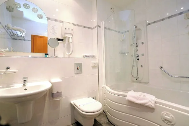 غرفة بسريرين منفصلين بإطلالة على المتنزه بشرفة مع أريكة، Hotel Marina 6/6