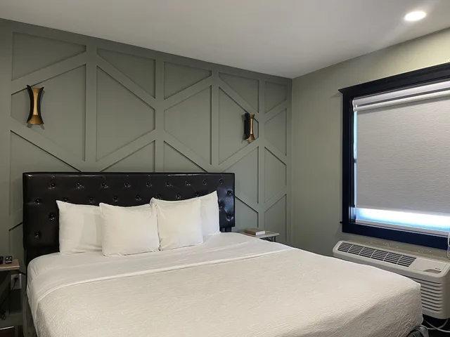 جناح بريميوم بسرير كينج مع أريكة، The Chateau Hotel And Conference Center 2/9