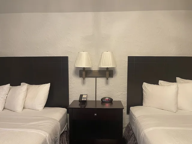 غرفة قياسية بسريرين كوين، The Chateau Hotel And Conference Center 3/10