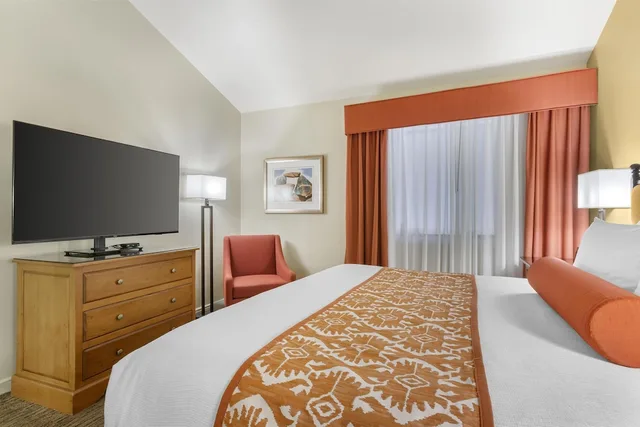 جناح بسرير كينج مع أريكة، Best Western Plus Arroyo Roble Hotel & Creekside Villas 3/10