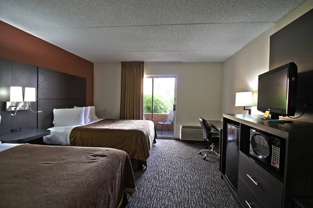 غرفة بريميير بسريرين كوين بشرفة، Chicago Club Inn & Suites 3/8