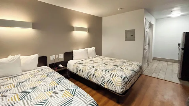 2 Full Beds - Smoking, Kitchen، Motel6 Greenville, SC 1/7