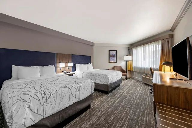 غرفة بسريرين كوين بإطلالة على المسبح بشرفة، Best Western Denver East 1/2
