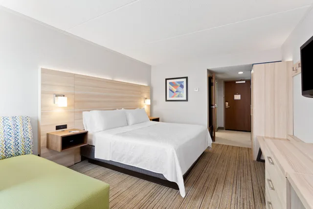 غرفة بسرير كينج، Holiday Inn Express Hopewell - Fort Lee Area, an IHG Hotel 1/5