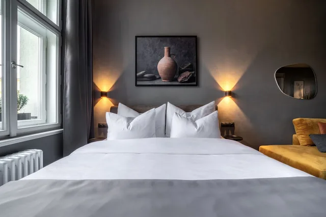 Suite, King Bed, The Viaduct - Suites & More 2/4
